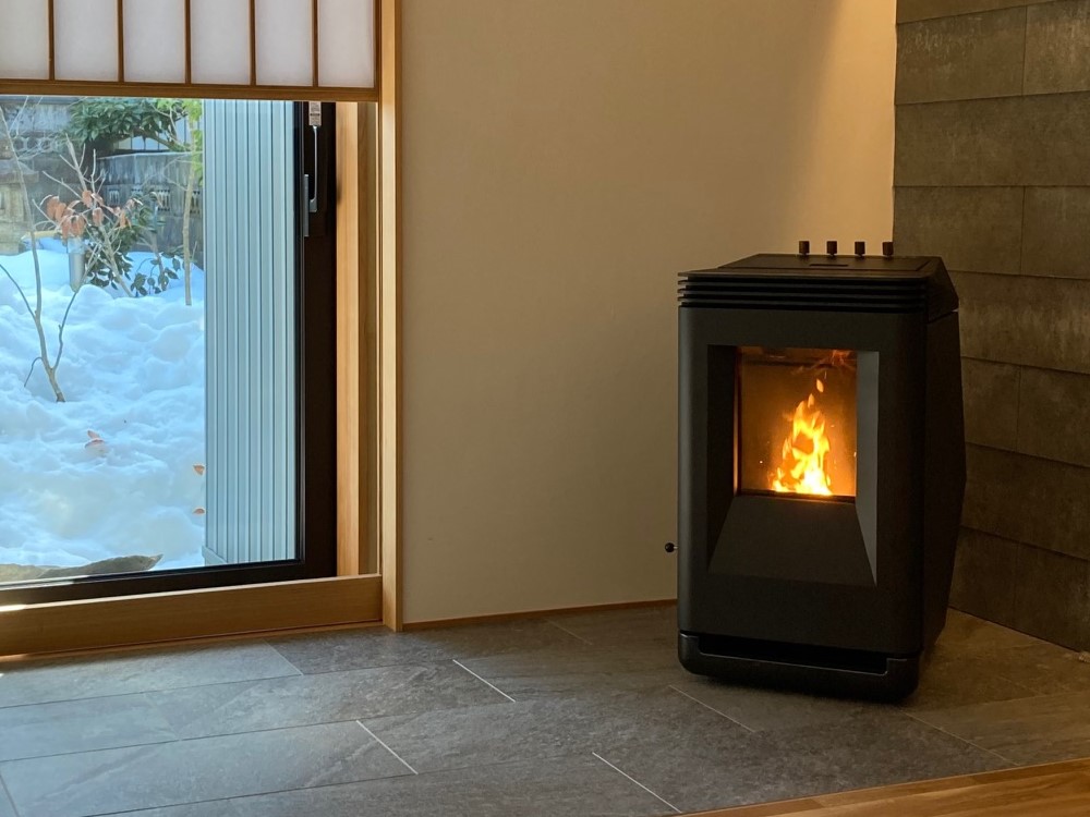 スタイリッシュストーブ設置　シモタニ　オルコット　ALCOTT　ペレットストーブ　グッドデザイン賞　コーナー設置　ロングセラー　リビングコーナー