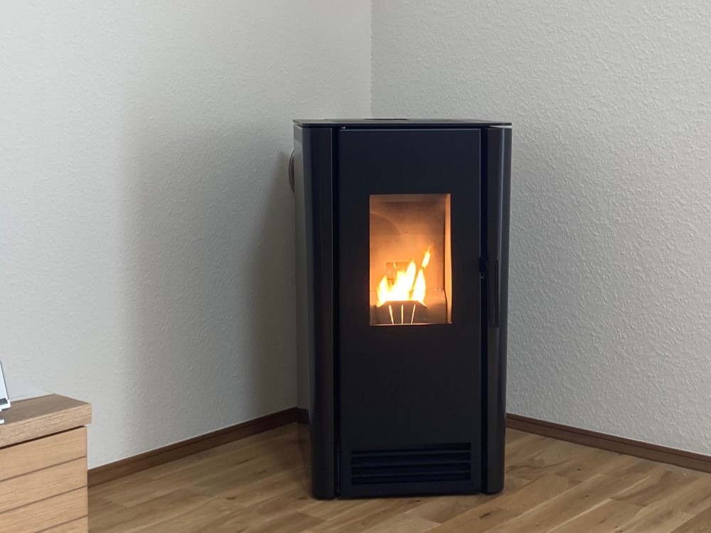 スタイリッシュストーブ設置　ほのか　HONOKA　PS-631F　ペレットストーブ　温風下吹き出し　墨　コーナー設置