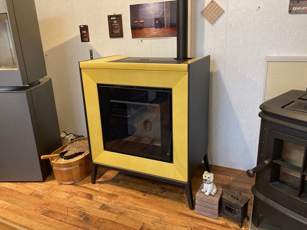 富山　サンコー　ペレットストーブ　展示場　ショールーム　新機種　ピアツェッタ　LINEⅡ　ジャッロアクセッソ　燃焼可能　マジョルカ焼き