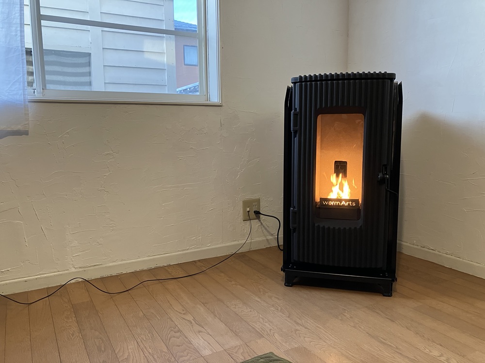 ペレットストーブ設置　ウォームアーツ　RS-4　6.0kW　リビング　コーナー設置　鋳物製扉　輻射熱　静音　調理　薪ストーブみたい