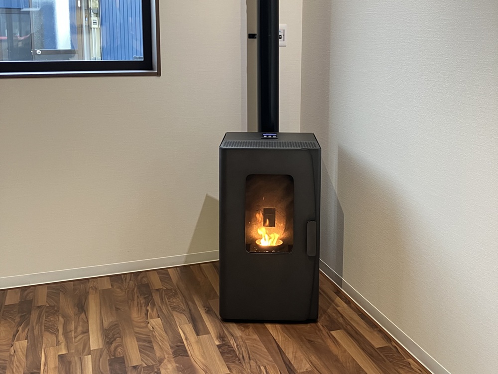 スタイリッシュストーブ設置　豊実精工　ペレスター40　ブラック　ペレットストーブ　New　コーナー設置　室内立上げ