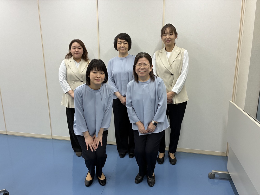 富山市　サンコー　スタッフ　制服リニューアル　ストレッチ　伸縮性　ベスト　ブラウス　パンツ　スカート